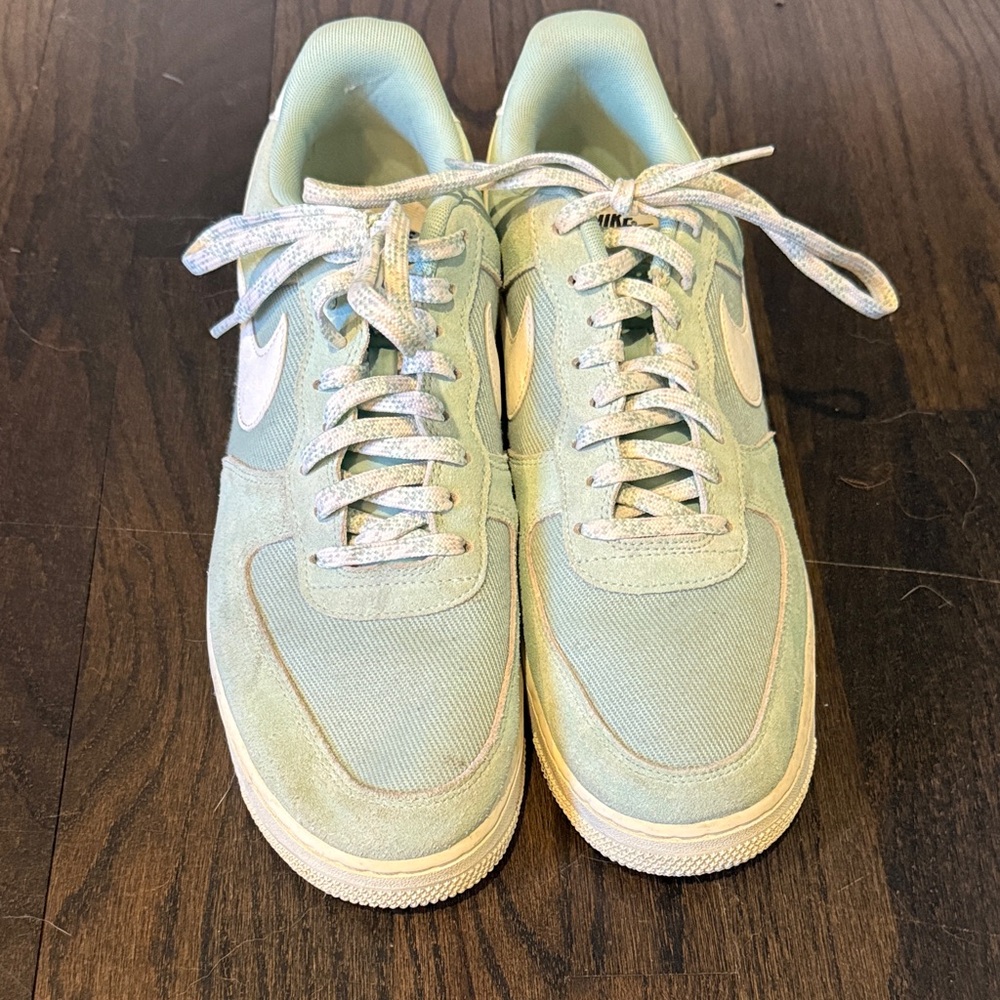 Nike Men’s Mint Green Sneakers with White Accents